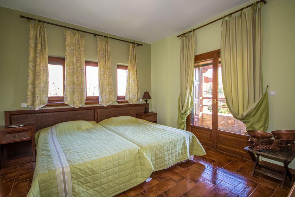 Luxury Villa Helios Koropi Buitenkant foto
