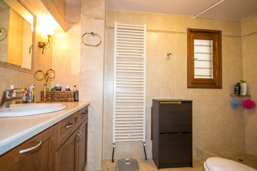 Luxury Villa Helios Koropi Buitenkant foto