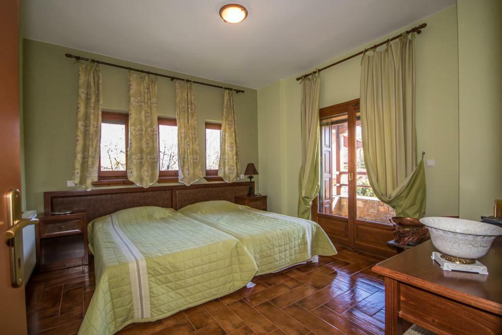 Luxury Villa Helios Koropi Buitenkant foto